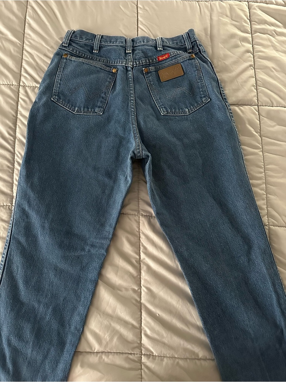 Wrangler Relaxed Fit Men's Jeans in Denim Blue